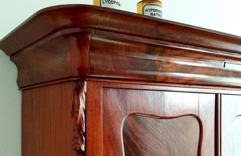 Antiek kast restauratie, mahoniehouten Biedermeier kast hersteld en gepolitoerd.