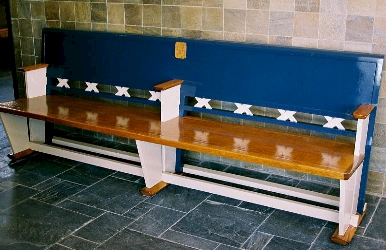Decoratieve antiek bank met rijke beschildering.